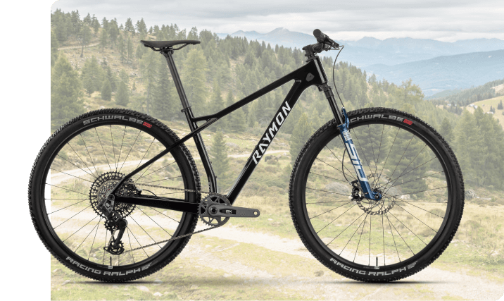<h2><span style="color: #bcbaae;">Okay, let&rsquo;s push your</span><span style="color: #000000;"> limits.</span></h2>
<br />Der Trail trifft den Horizont. Deine Muskelkraft wird durch den steifen Carbonrahmen direkt in Vortrieb umgewandelt. Der Wind pfeift dir um die Ohren, der Boden zieht unter dir vorbei. Kein Raum f&uuml;r Zweifel, keine Sekunde f&uuml;r Z&ouml;gern &ndash; nur du und dein Arid.<br /><br />Ob auf langen Cross-Country-Strecken oder auf schnellen Offroad-Runden. Das Arid ist f&uuml;r alle, die den Ursprung des Bikens lieben und ihre Grenzen austesten wollen.